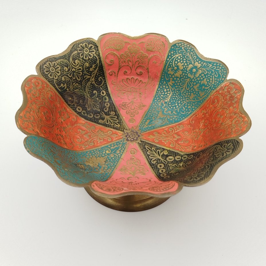 Орешница (конфетница) в форме цветка с растительным узором в восточном стиле
