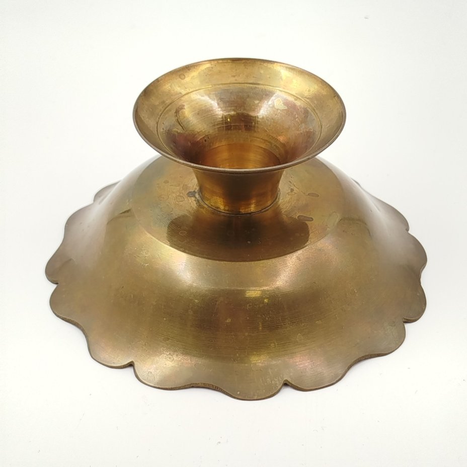 Орешница (конфетница) в форме цветка с растительным узором в восточном стиле