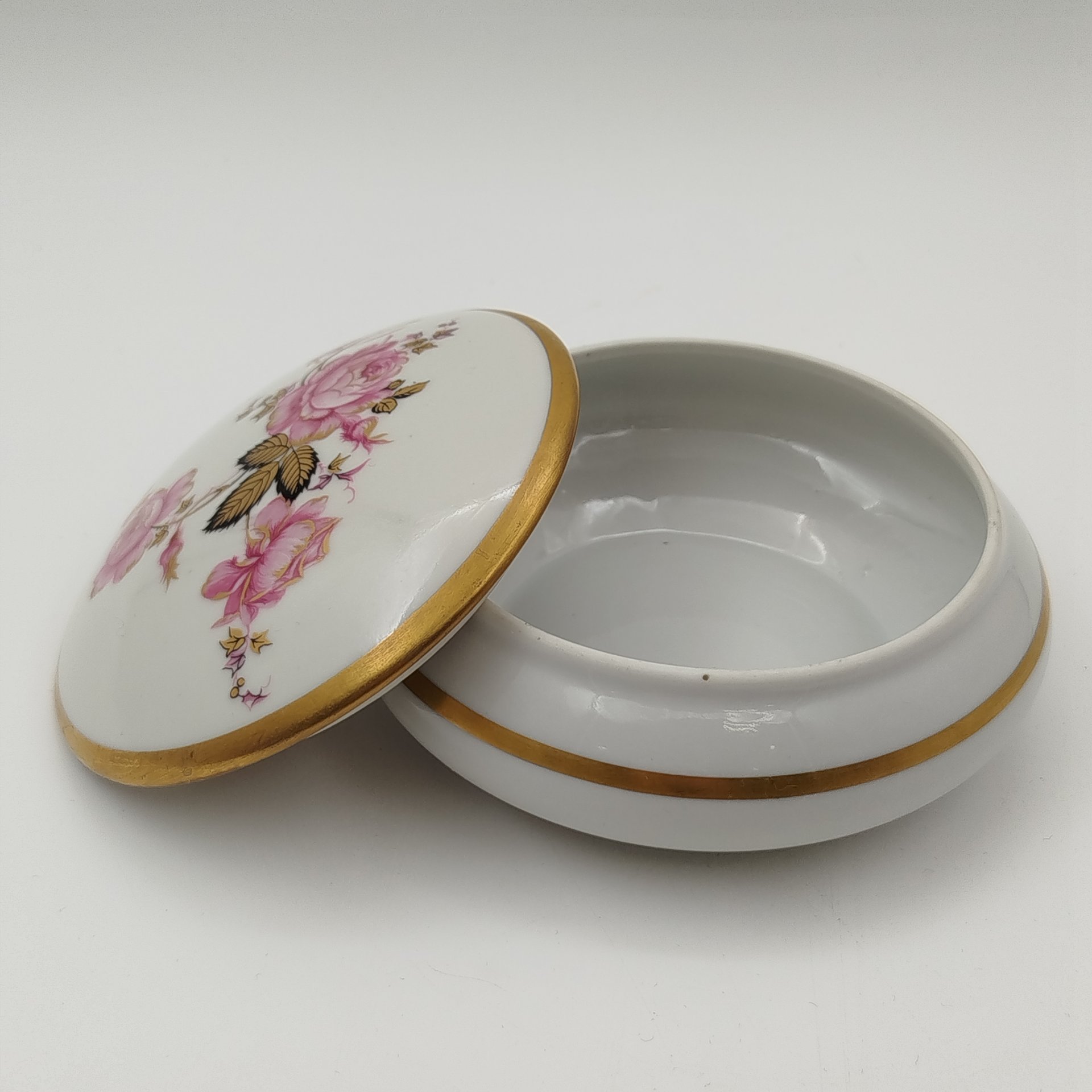 Шкатулка круглой формы, украшенная изображением роз, фарфор, деколь, золочение, Limoges, Франция, 1950-1970 гг.