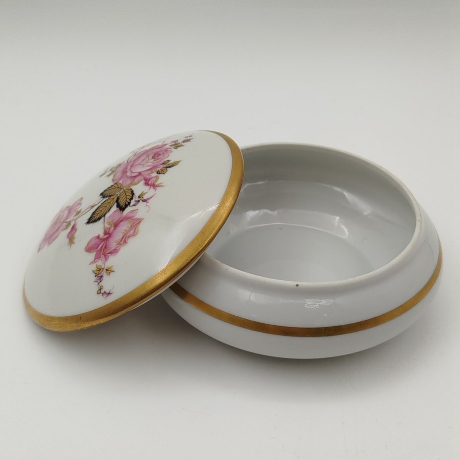 Шкатулка круглой формы, украшенная изображением роз, фарфор, деколь, золочение, Limoges, Франция, 1950-1970 гг.