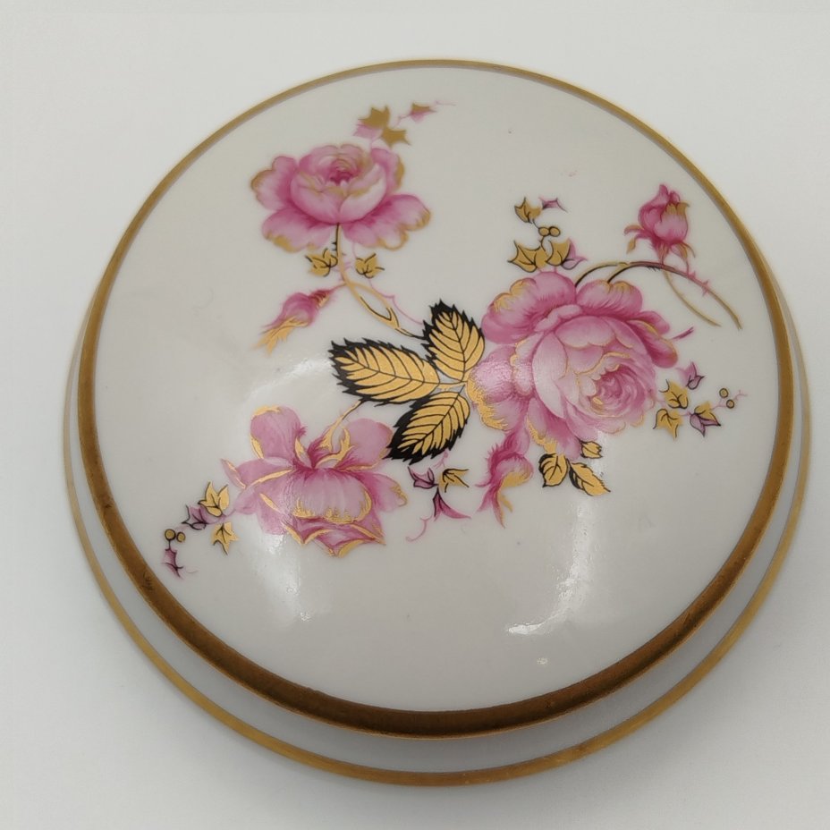 Шкатулка круглой формы, украшенная изображением роз, фарфор, деколь, золочение, Limoges, Франция, 1950-1970 гг.