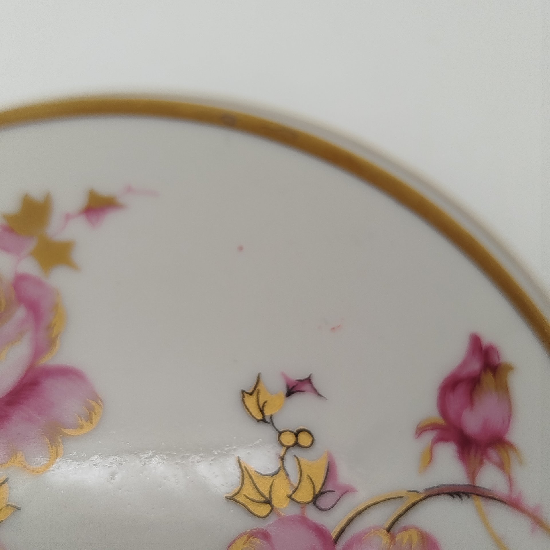 Шкатулка круглой формы, украшенная изображением роз, фарфор, деколь, золочение, Limoges, Франция, 1950-1970 гг.