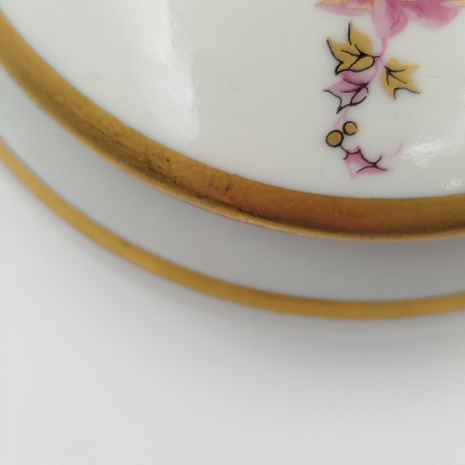 Шкатулка круглой формы, украшенная изображением роз, фарфор, деколь, золочение, Limoges, Франция, 1950-1970 гг.