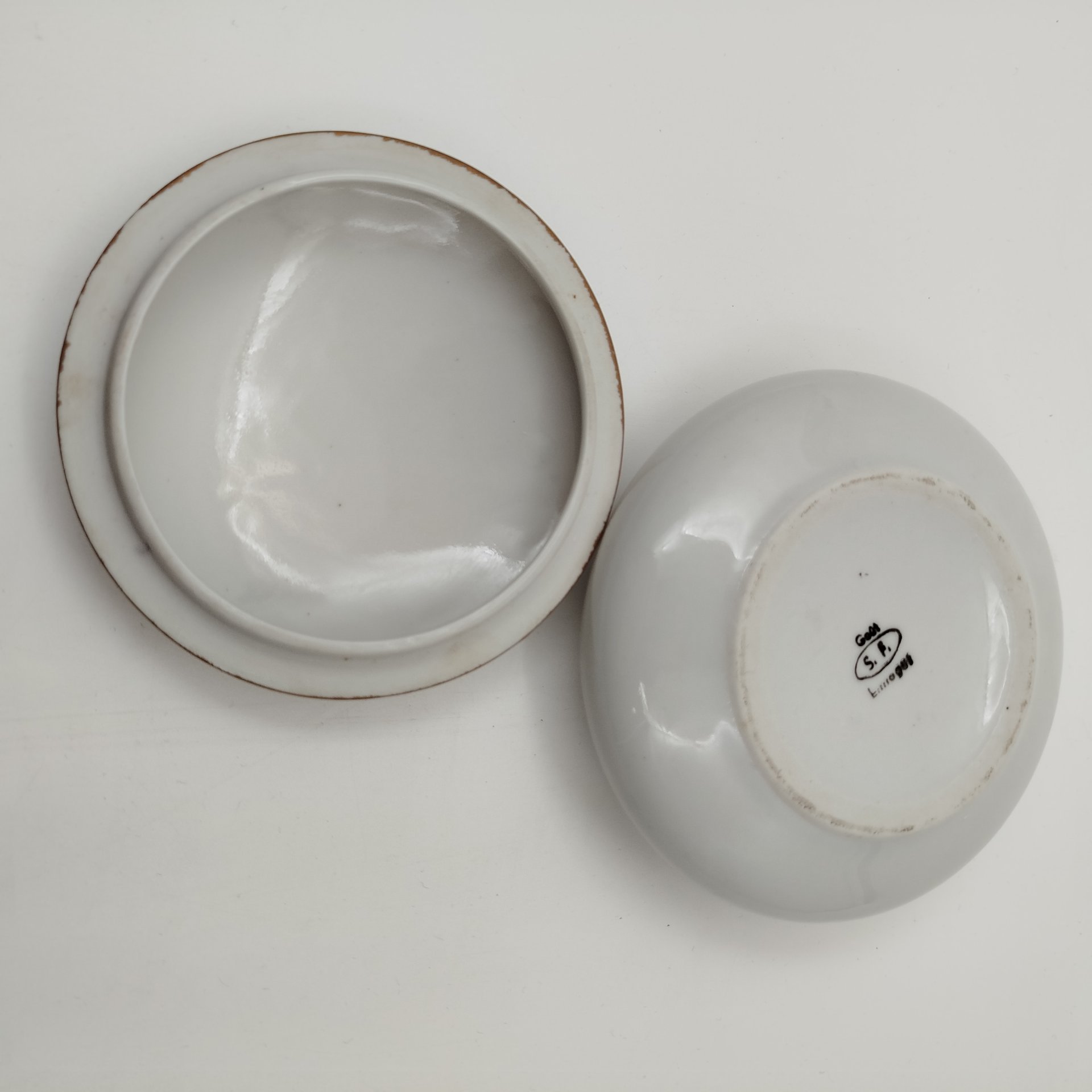 Шкатулка круглой формы, украшенная изображением роз, фарфор, деколь, золочение, Limoges, Франция, 1950-1970 гг.