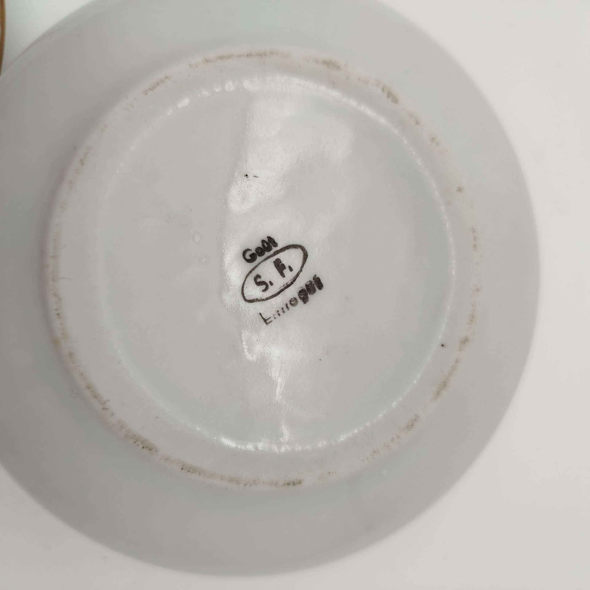 Шкатулка круглой формы, украшенная изображением роз, фарфор, деколь, золочение, Limoges, Франция, 1950-1970 гг.