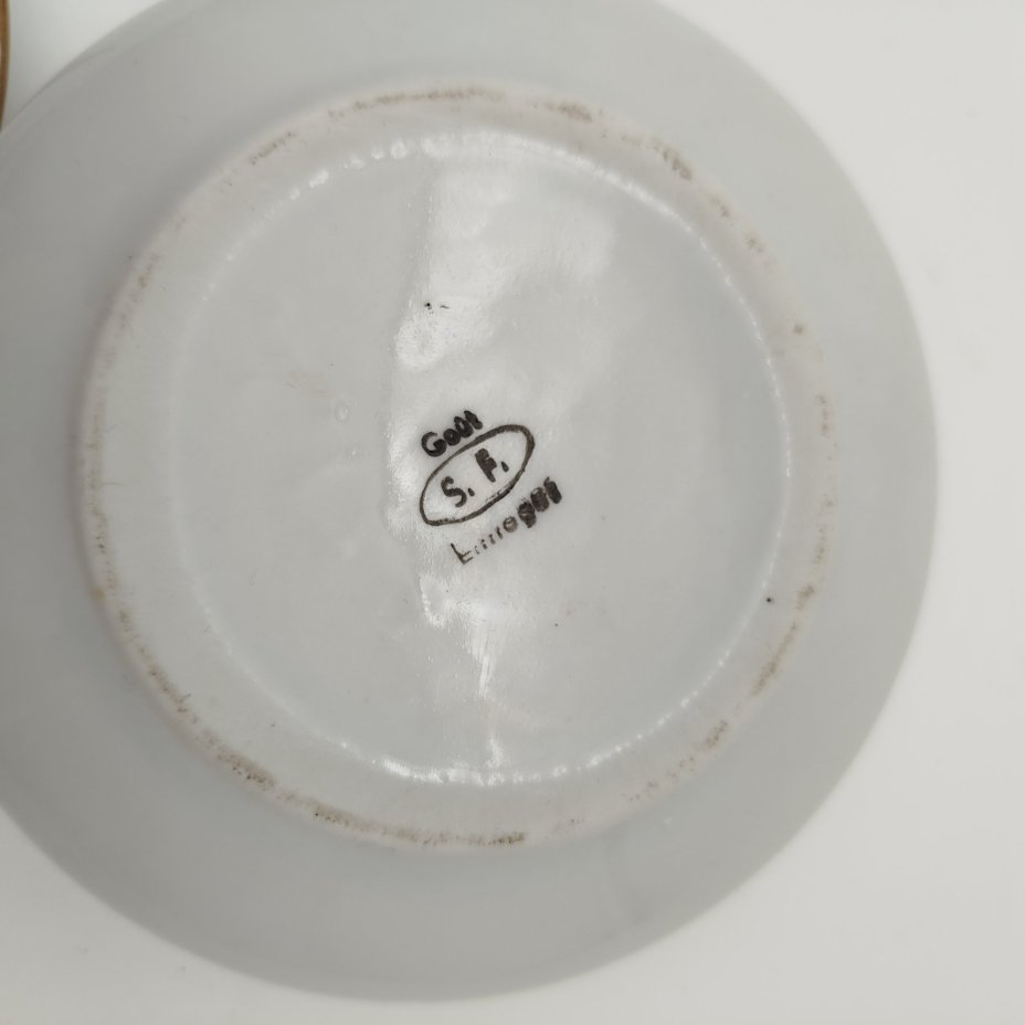 Шкатулка круглой формы, украшенная изображением роз, фарфор, деколь, золочение, Limoges, Франция, 1950-1970 гг.