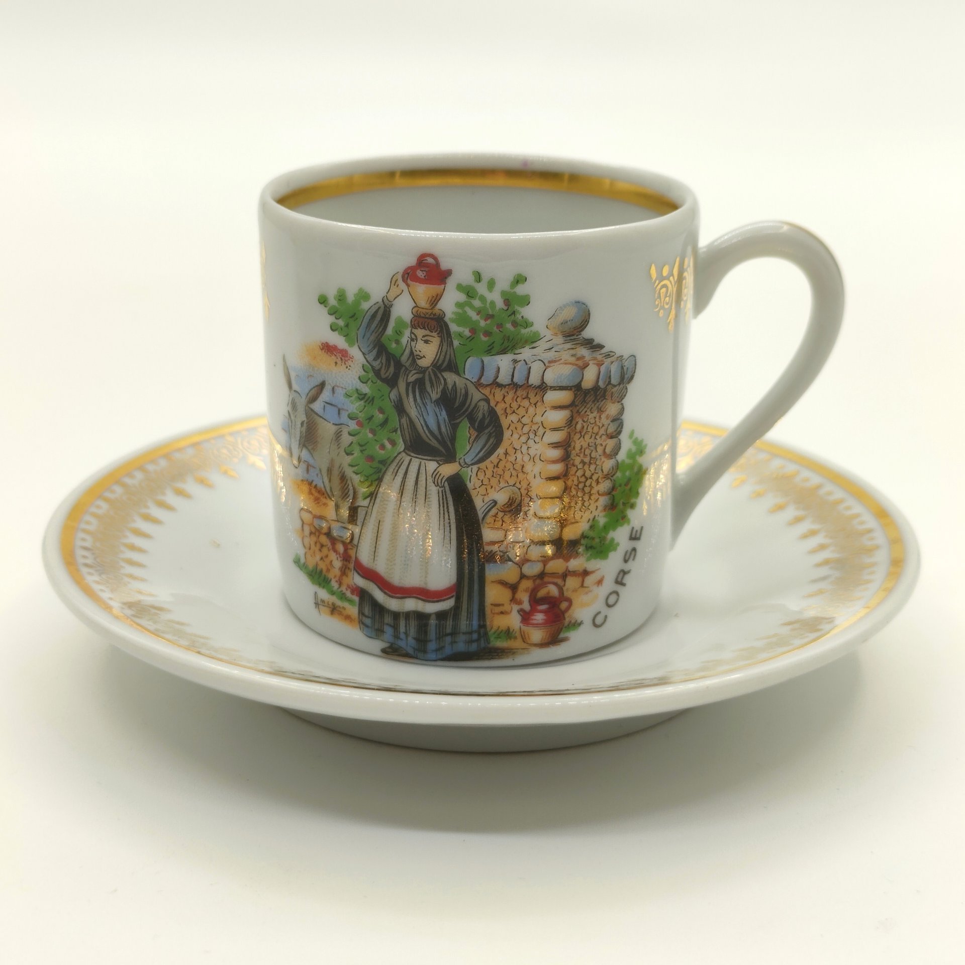 Пара кофейная с изображением корсиканской крестьянки, фарфор, деколь, золочение, Philippe Deshoulieres, Франция, 1960-2000 гг.