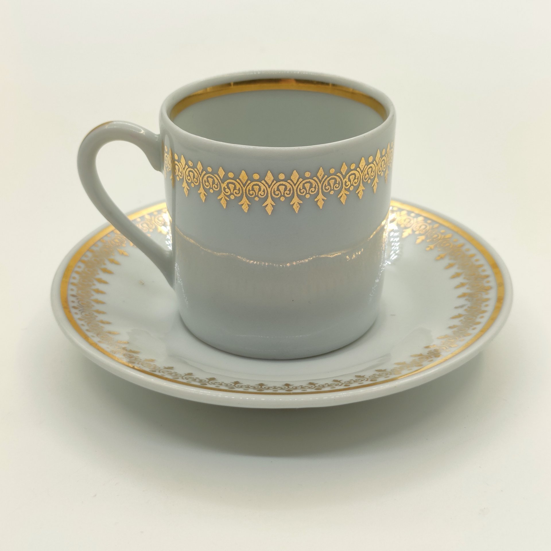 Пара кофейная с изображением корсиканской крестьянки, фарфор, деколь, золочение, Philippe Deshoulieres, Франция, 1960-2000 гг.