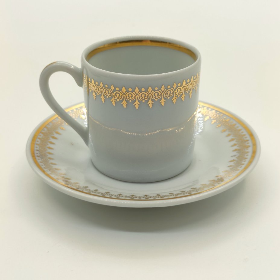 Пара кофейная с изображением корсиканской крестьянки, фарфор, деколь, золочение, Philippe Deshoulieres, Франция, 1960-2000 гг.