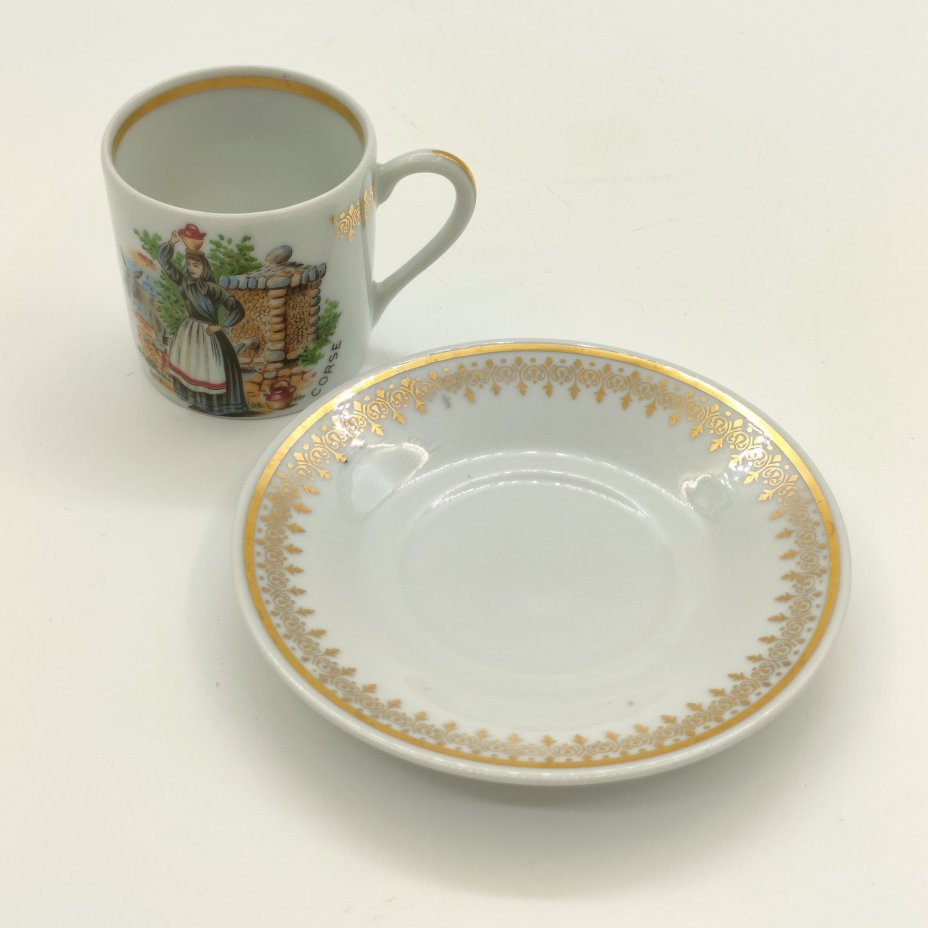 Пара кофейная с изображением корсиканской крестьянки, фарфор, деколь, золочение, Philippe Deshoulieres, Франция, 1960-2000 гг.