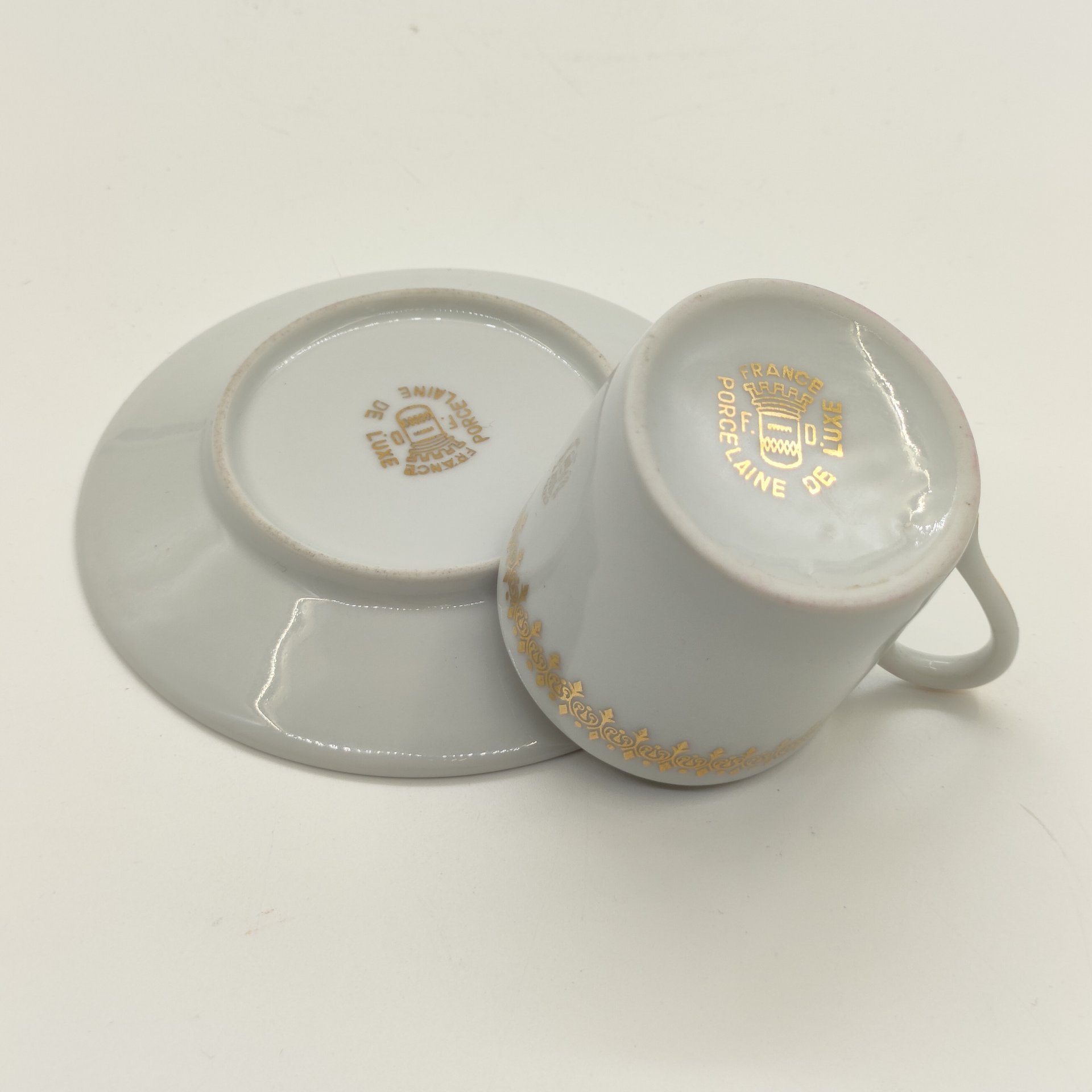 Пара кофейная с изображением корсиканской крестьянки, фарфор, деколь, золочение, Philippe Deshoulieres, Франция, 1960-2000 гг.