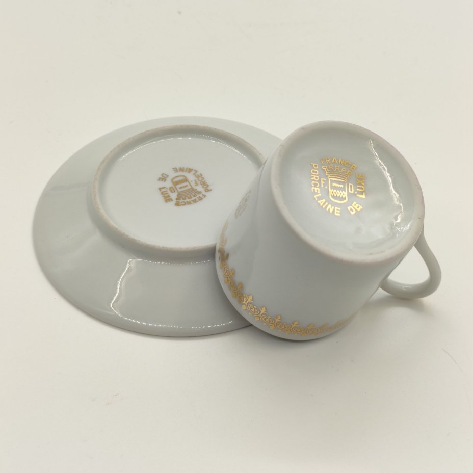 Пара кофейная с изображением корсиканской крестьянки, фарфор, деколь, золочение, Philippe Deshoulieres, Франция, 1960-2000 гг.