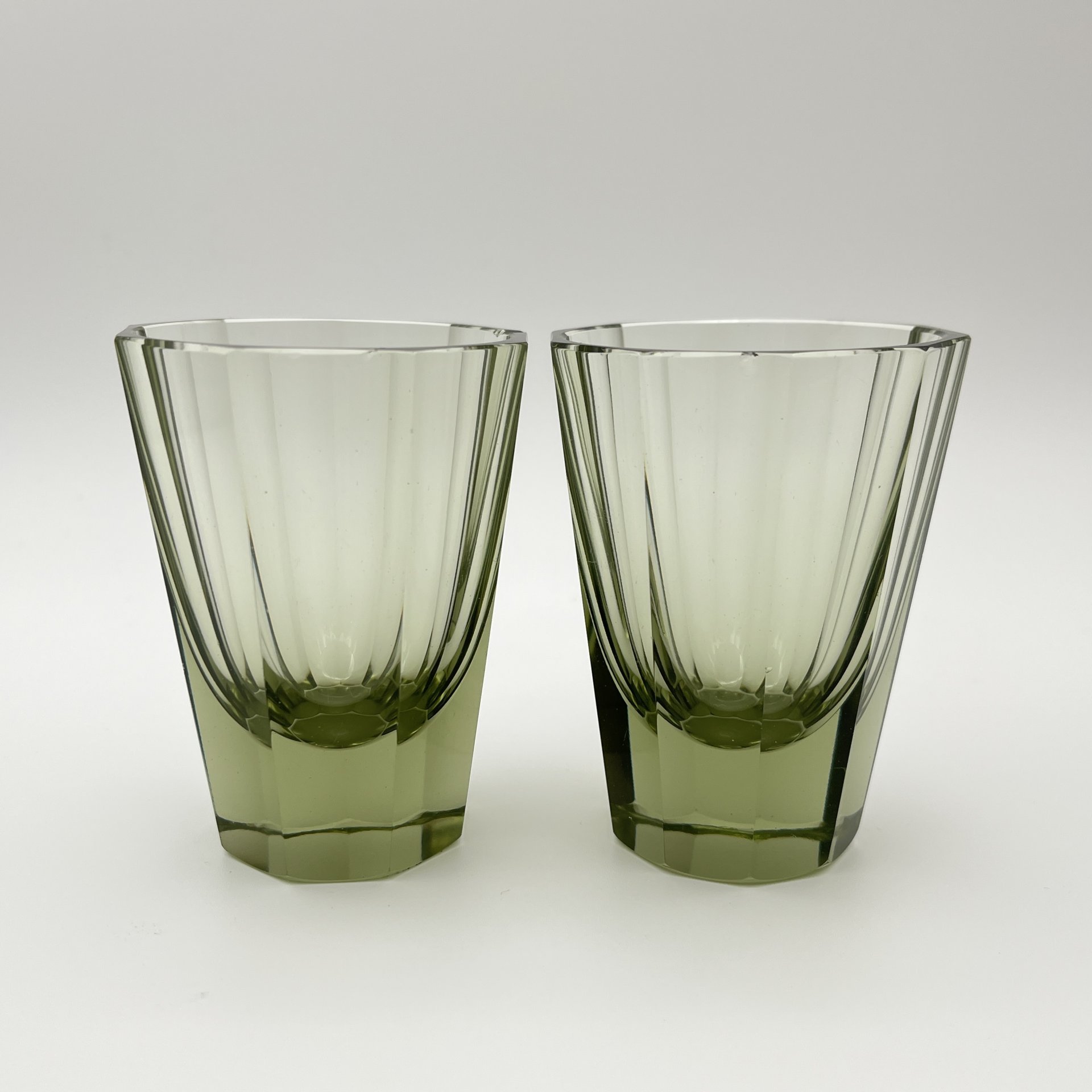 Набор из 2 граненых стопок зеленого оттенка, цветное стекло, Val Saint Lambert, Бельгия, 1957-1970 гг.