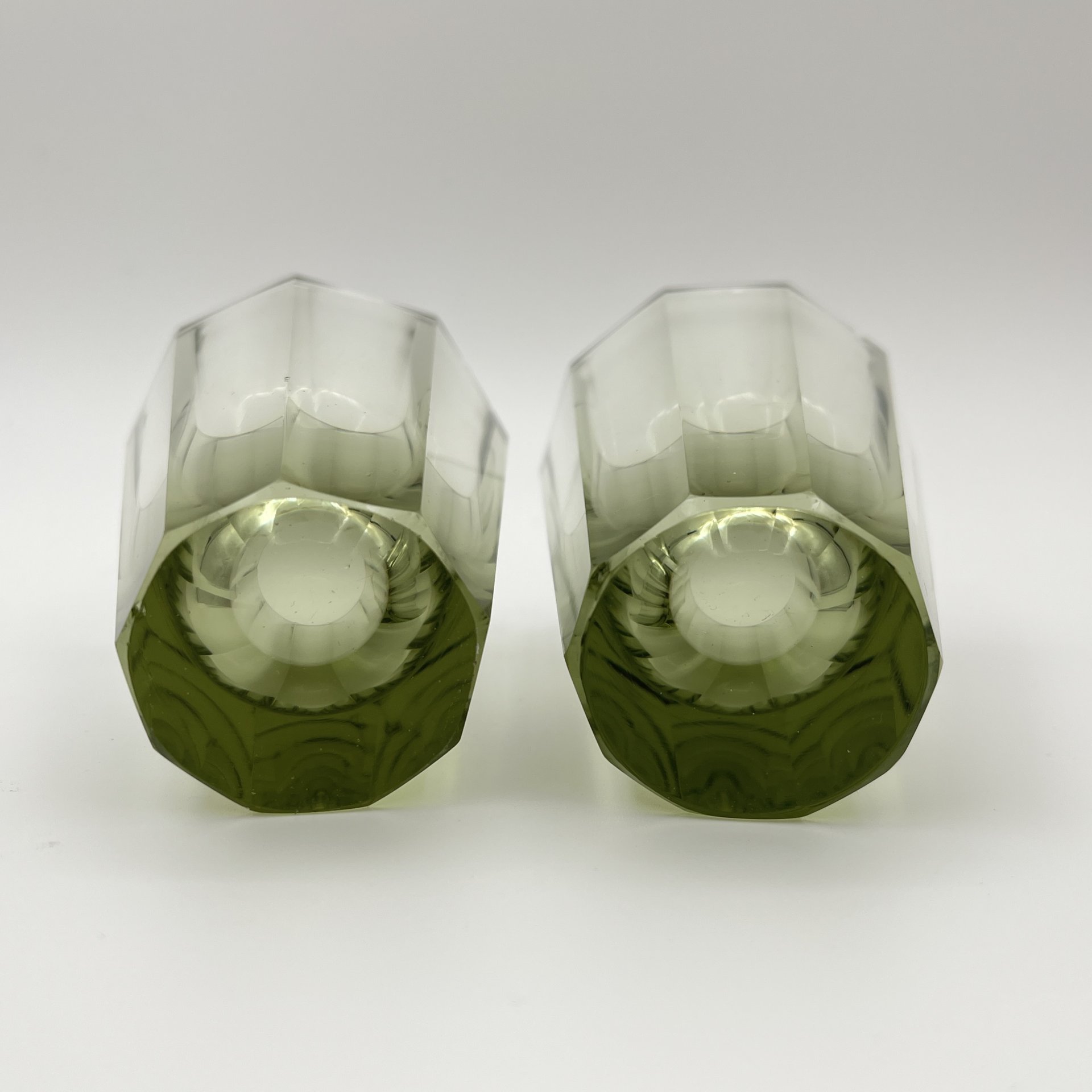Набор из 2 граненых стопок зеленого оттенка, цветное стекло, Val Saint Lambert, Бельгия, 1957-1970 гг.