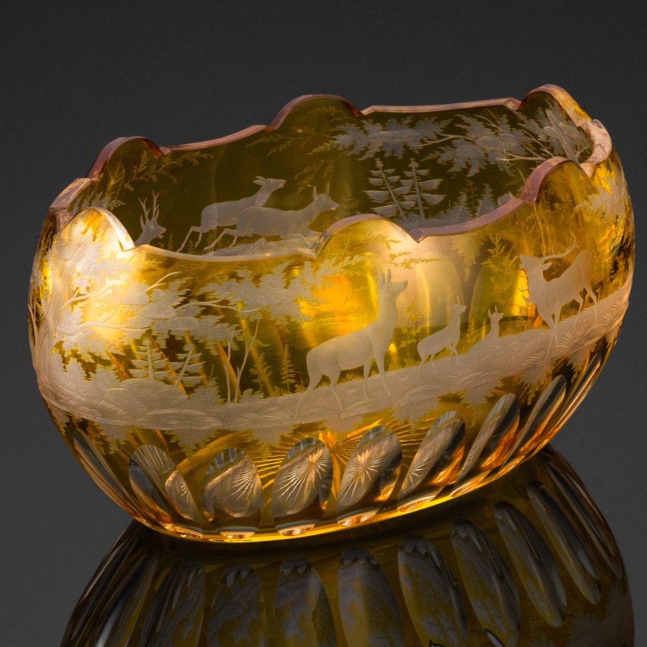 Фруктовница с изображением оленей, стекло, гранение, резьба, Богемия, 1890-1930 гг.