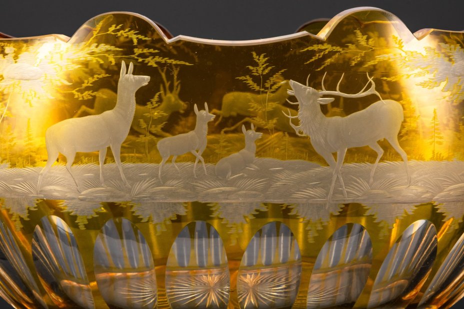 Фруктовница с изображением оленей, стекло, гранение, резьба, Богемия, 1890-1930 гг.