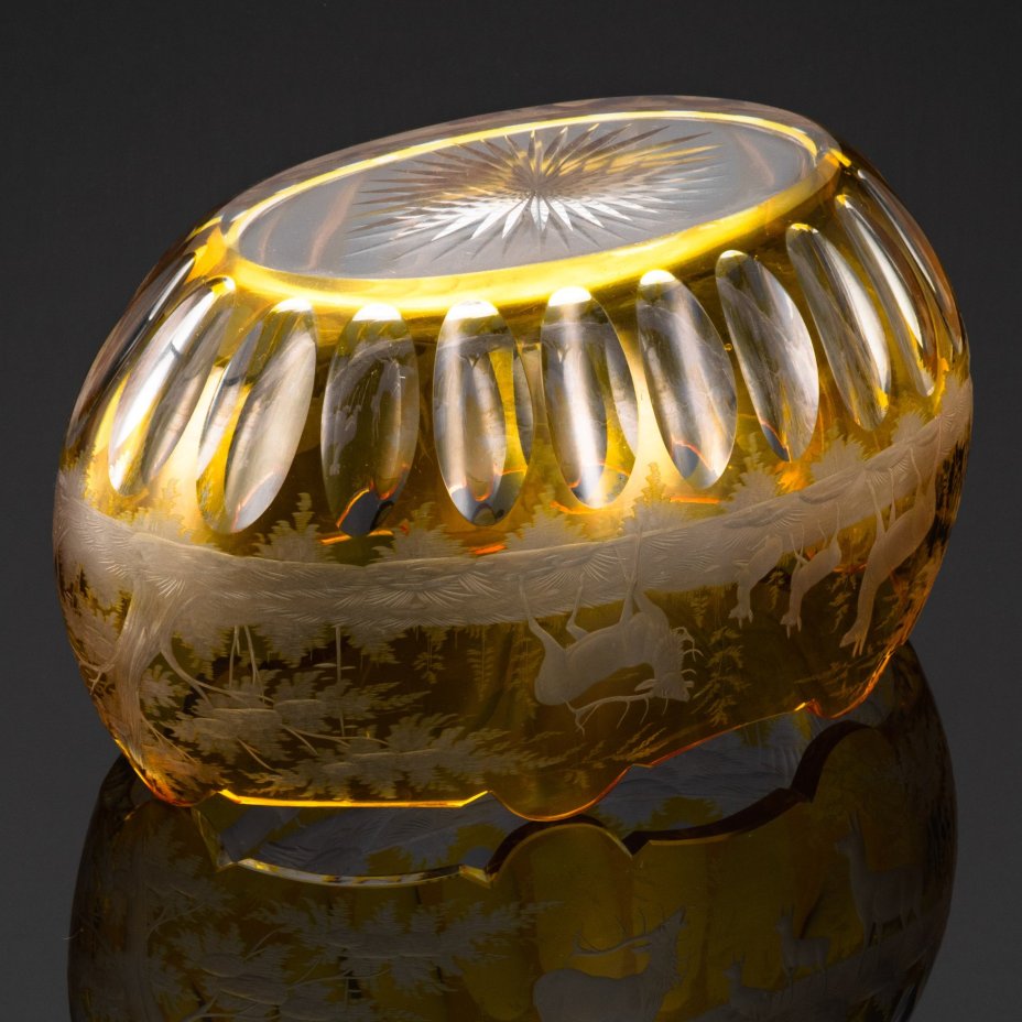 Фруктовница с изображением оленей, стекло, гранение, резьба, Богемия, 1890-1930 гг.