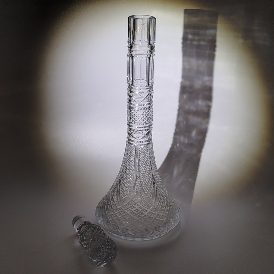 Графин украшенный геометрическим декором