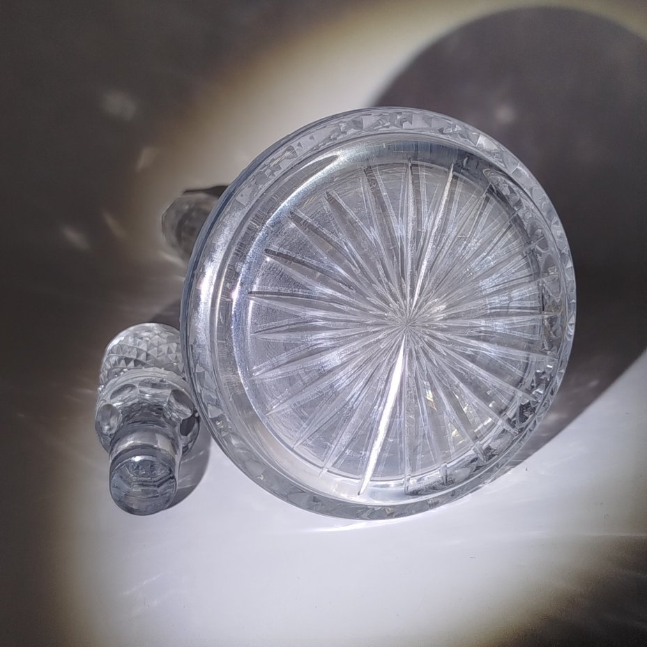 Графин украшенный геометрическим декором