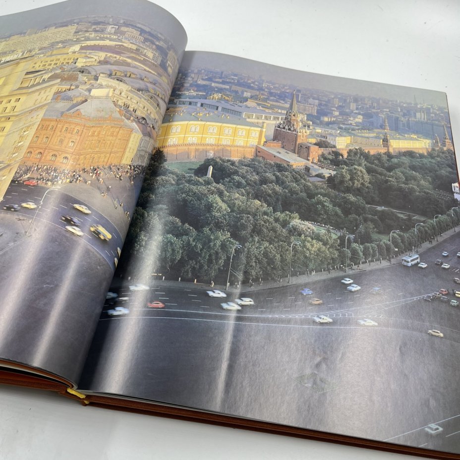Фотоальбом (книга) "Московский Кремль" в двух частях в футляре, авт. текста Н. Молева, бумага, печать, Издательство «Московский рабочий», СССР, 1981 г., Издательство «Московский рабочий»