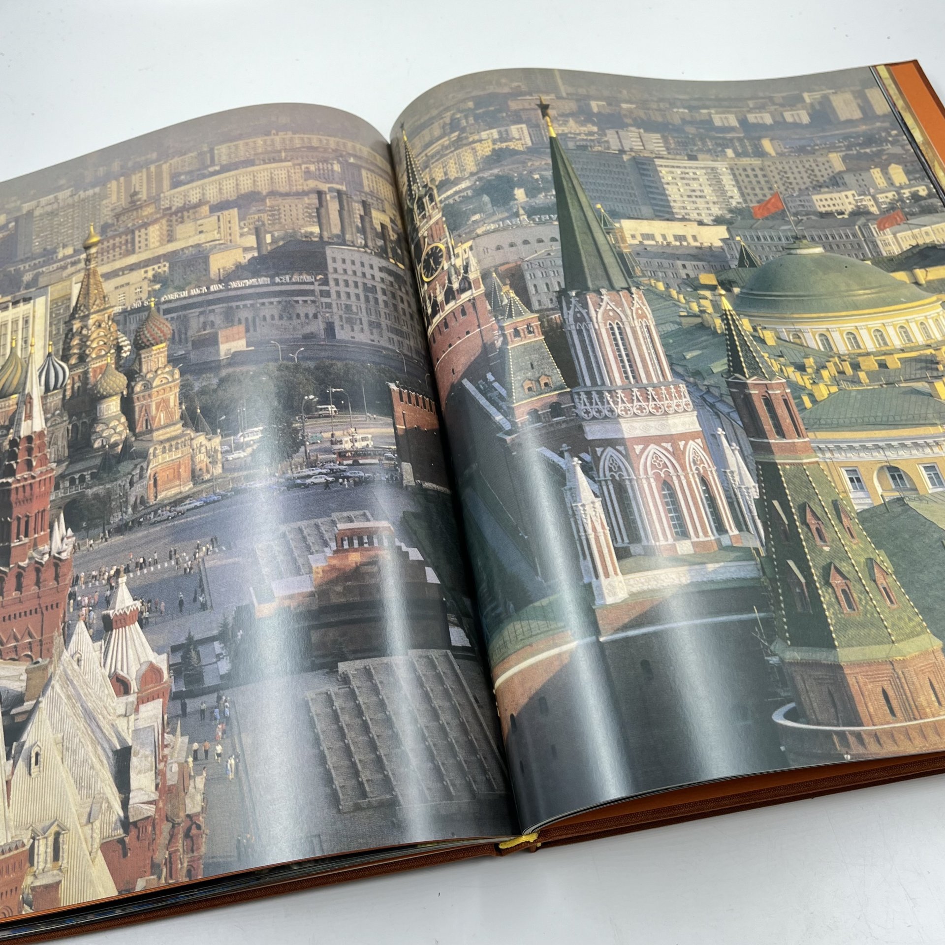 Фотоальбом (книга) "Московский Кремль" в двух частях в футляре, авт. текста Н. Молева, бумага, печать, Издательство «Московский рабочий», СССР, 1981 г., Издательство «Московский рабочий»