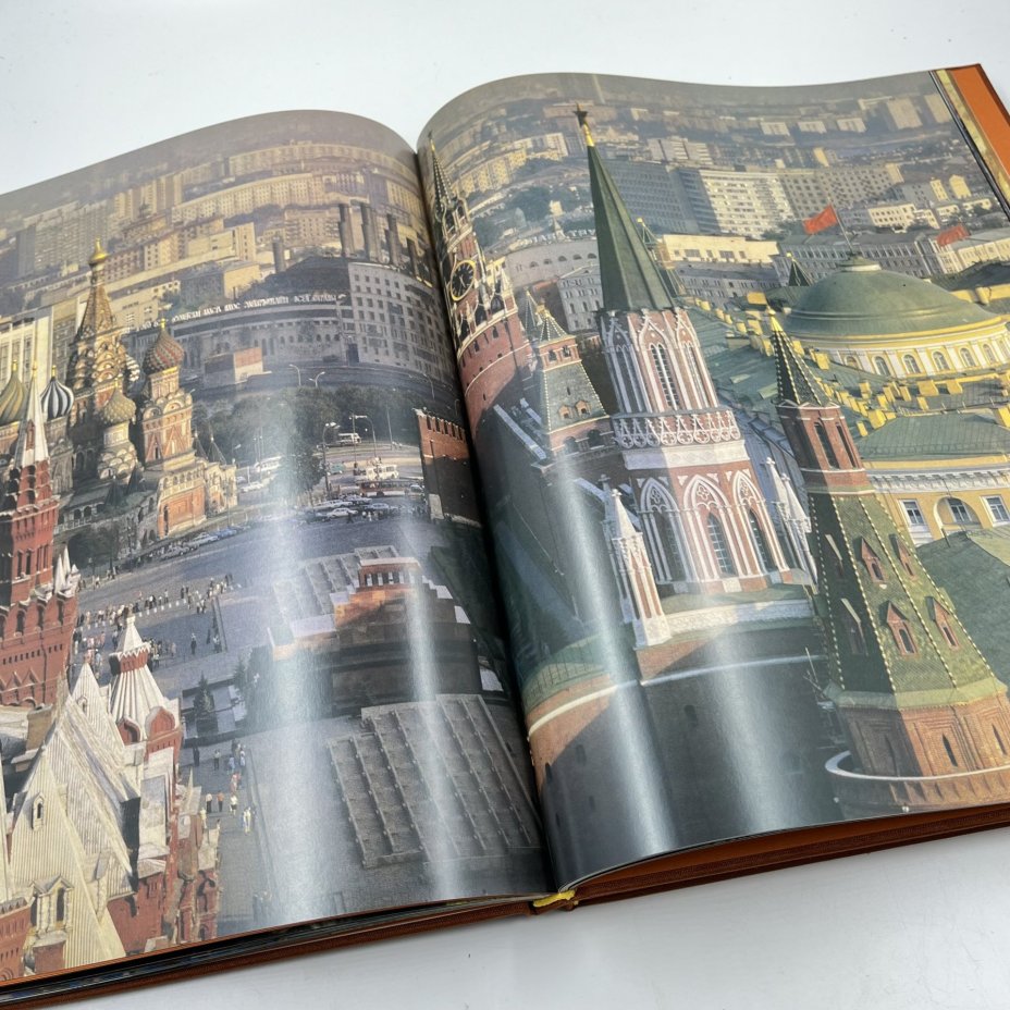 Фотоальбом (книга) "Московский Кремль" в двух частях в футляре, авт. текста Н. Молева, бумага, печать, Издательство «Московский рабочий», СССР, 1981 г., Издательство «Московский рабочий»
