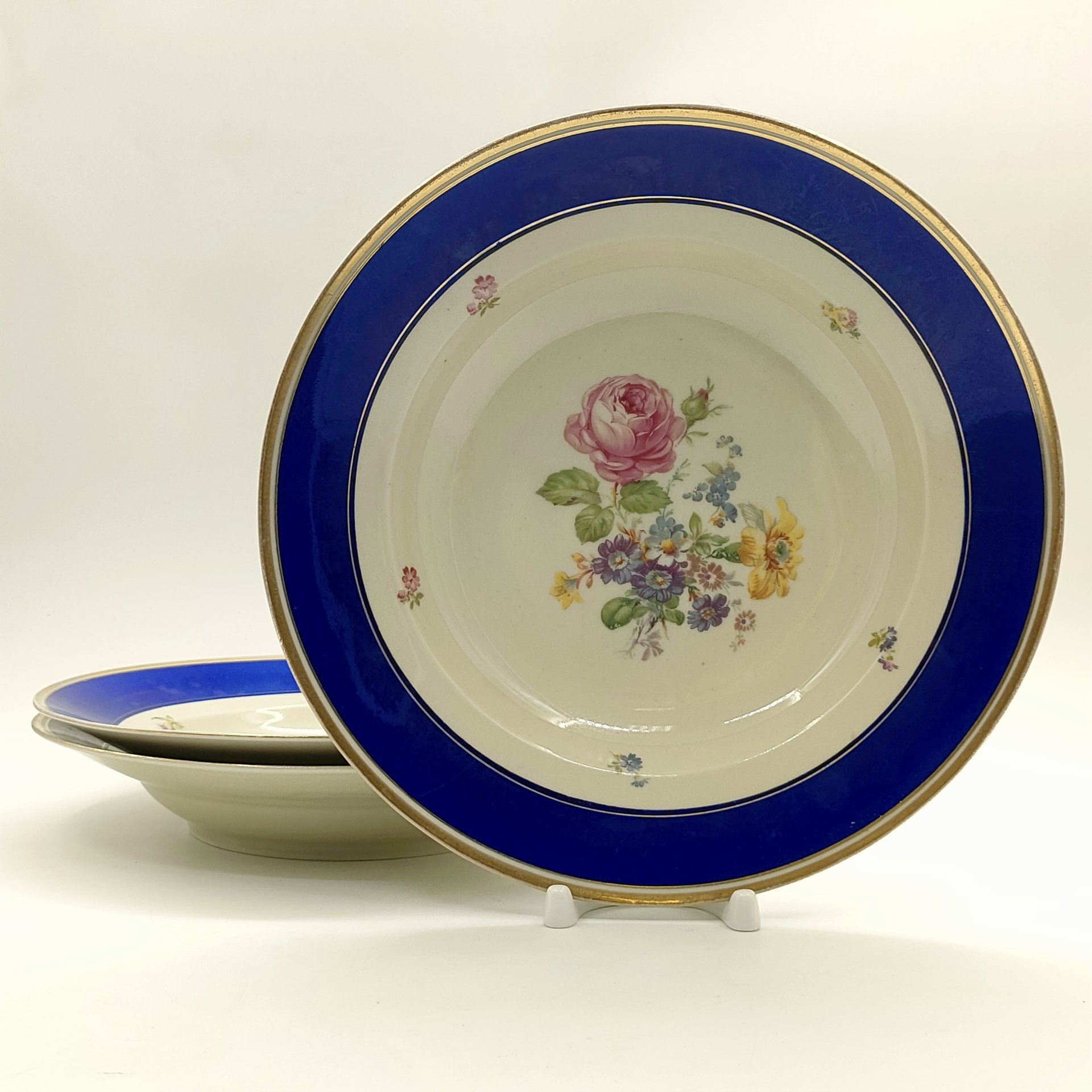 Набор из 3-х суповых тарелок, украшенных мейсенским букетом, фарфор, деколь, крытье, золочение, Reichenbach (Райхенбах), Германия, 1918-1940 гг.