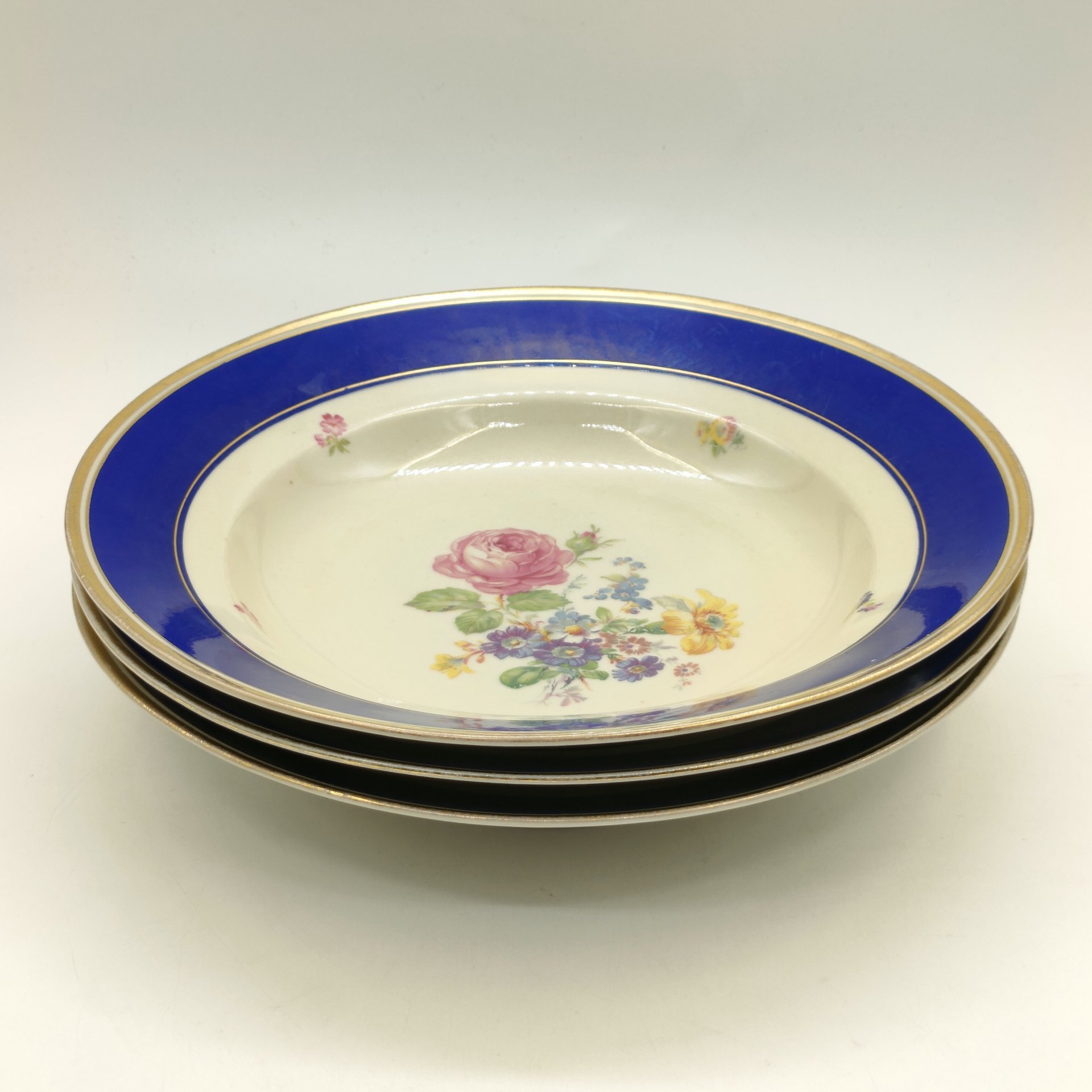 Набор из 3-х суповых тарелок, украшенных мейсенским букетом, фарфор, деколь, крытье, золочение, Reichenbach (Райхенбах), Германия, 1918-1940 гг.