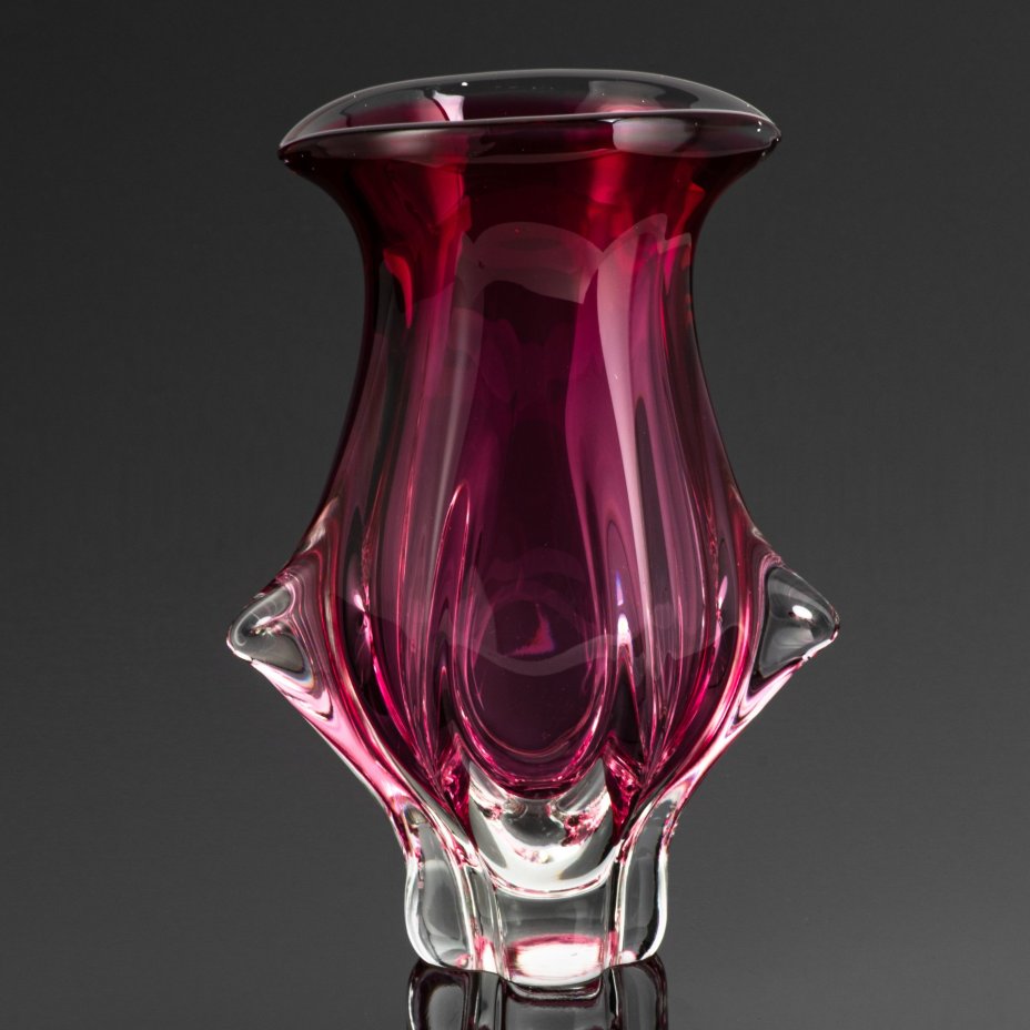 Вазочка розового оттенка, Хржибский стекольный завод (Chřibská), дизайнер Йозеф Господка (Josef Hospodka), цветное стекло, гутная техника, Чехословакия, 1960-1980 гг.