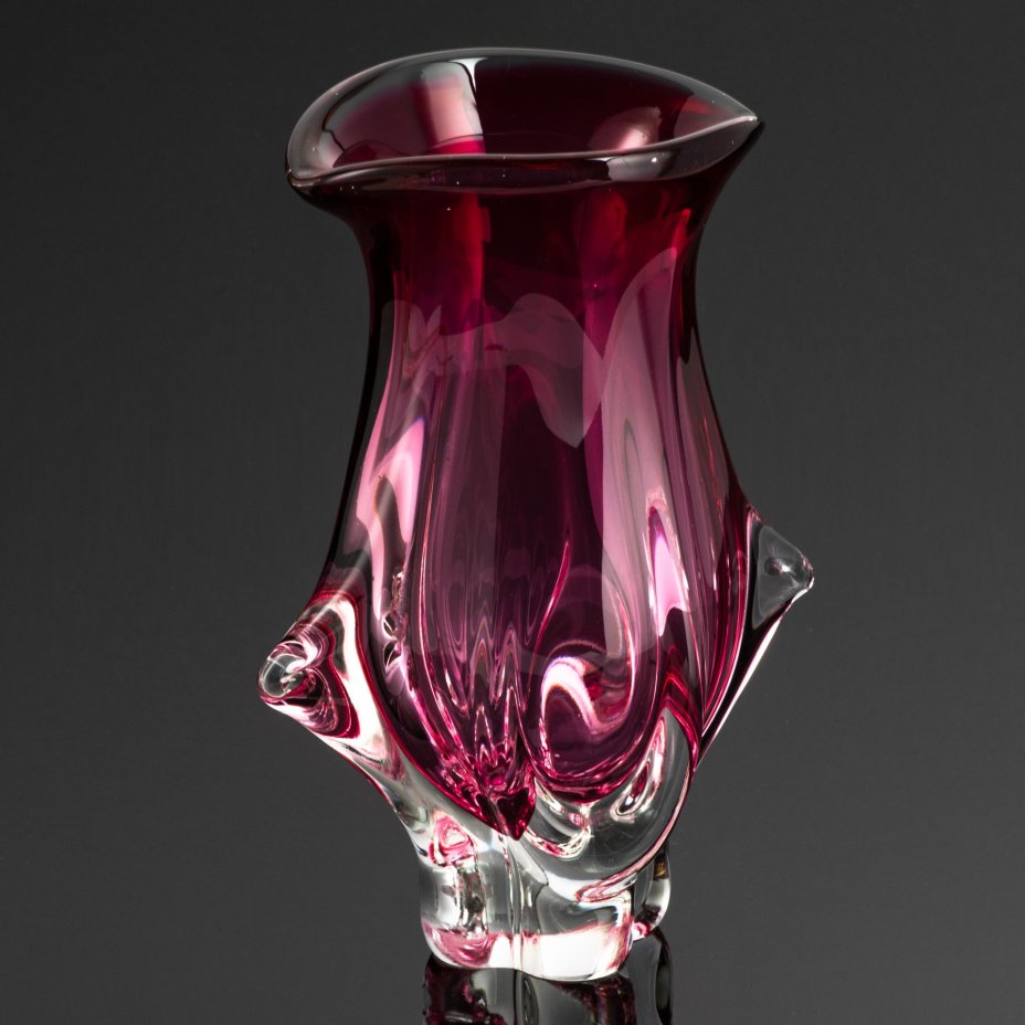 Вазочка розового оттенка, Хржибский стекольный завод (Chřibská), дизайнер Йозеф Господка (Josef Hospodka)