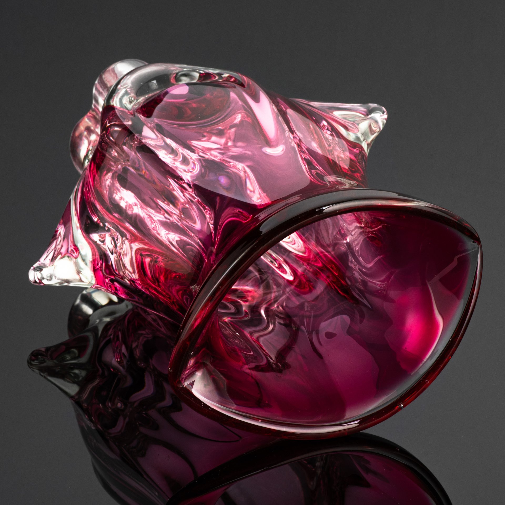 Вазочка розового оттенка, Хржибский стекольный завод (Chřibská), дизайнер Йозеф Господка (Josef Hospodka), цветное стекло, гутная техника, Чехословакия, 1960-1980 гг.