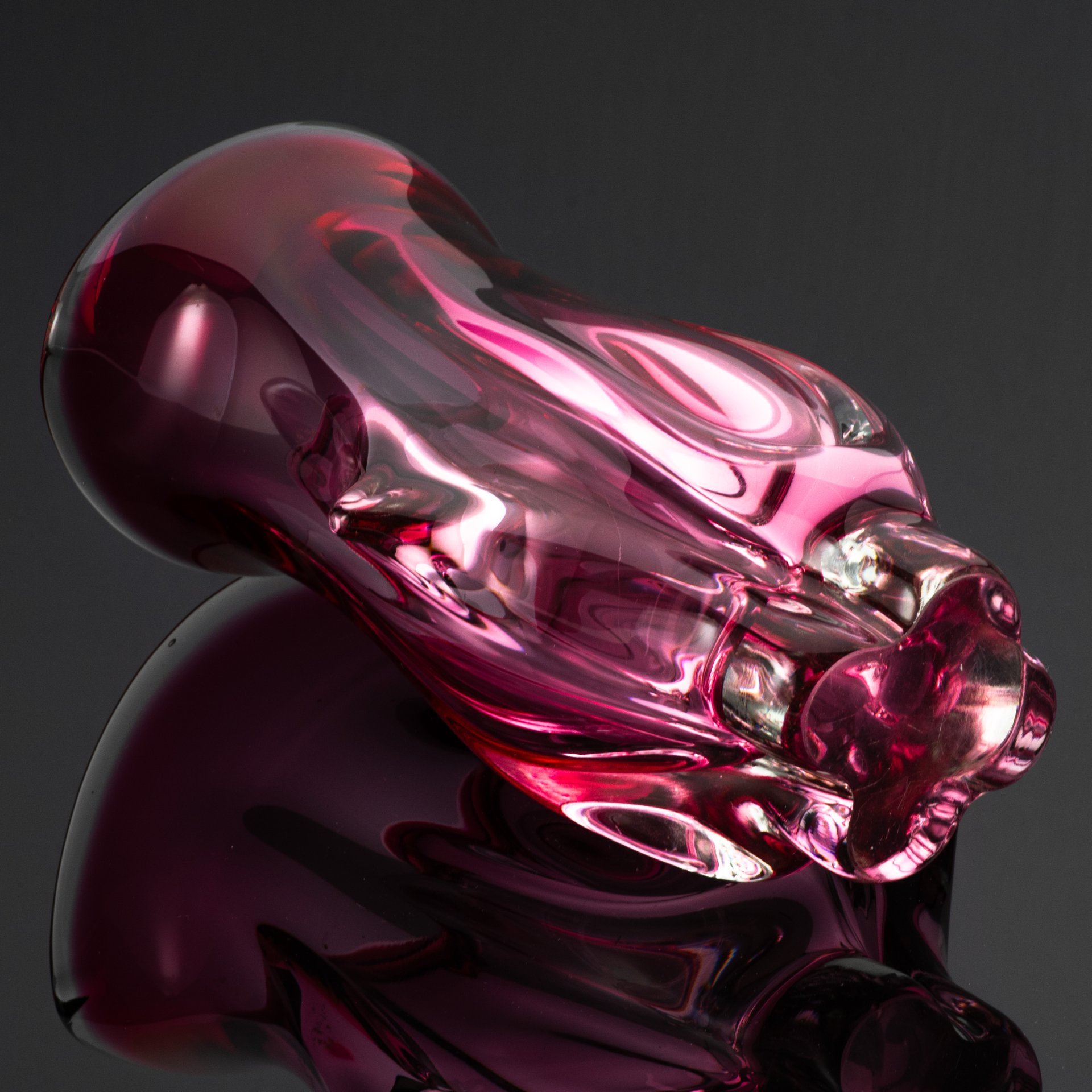 Вазочка розового оттенка, Хржибский стекольный завод (Chřibská), дизайнер Йозеф Господка (Josef Hospodka), цветное стекло, гутная техника, Чехословакия, 1960-1980 гг.