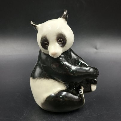 Статуэтка "Панда сидит", скульптор П.П. Веселов, фарфор, роспись, Ленинградский фарфоровый завод (ЛФЗ), СССР, 1970-1990 гг.