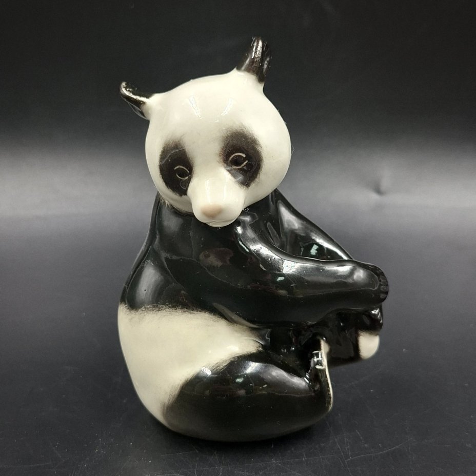 Статуэтка "Панда сидит", скульптор П.П. Веселов, фарфор, роспись, Ленинградский фарфоровый завод (ЛФЗ), СССР, 1970-1990 гг.