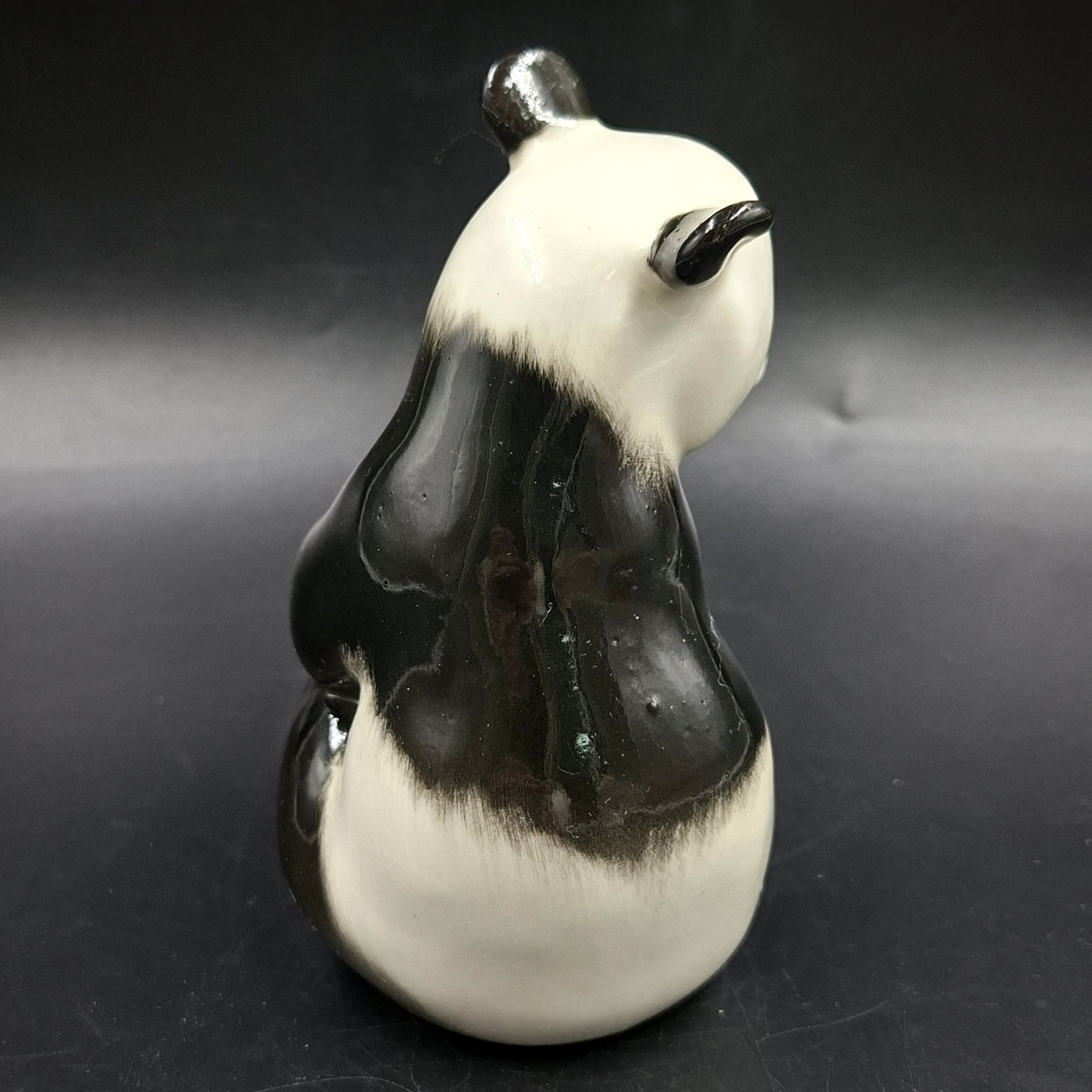 Статуэтка "Панда сидит", скульптор П.П. Веселов, фарфор, роспись, Ленинградский фарфоровый завод (ЛФЗ), СССР, 1970-1990 гг.