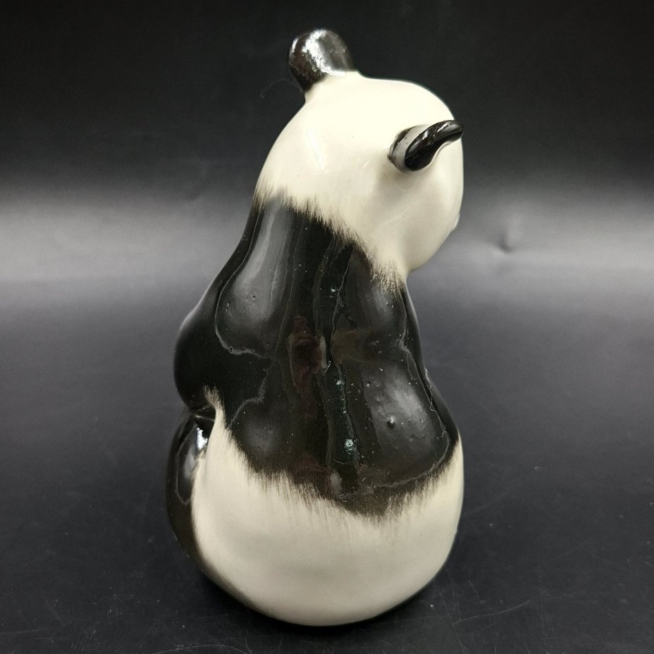 Статуэтка "Панда сидит", скульптор П.П. Веселов, фарфор, роспись, Ленинградский фарфоровый завод (ЛФЗ), СССР, 1970-1990 гг.