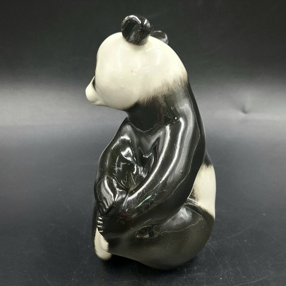 Статуэтка "Панда сидит", скульптор П.П. Веселов, фарфор, роспись, Ленинградский фарфоровый завод (ЛФЗ), СССР, 1970-1990 гг.