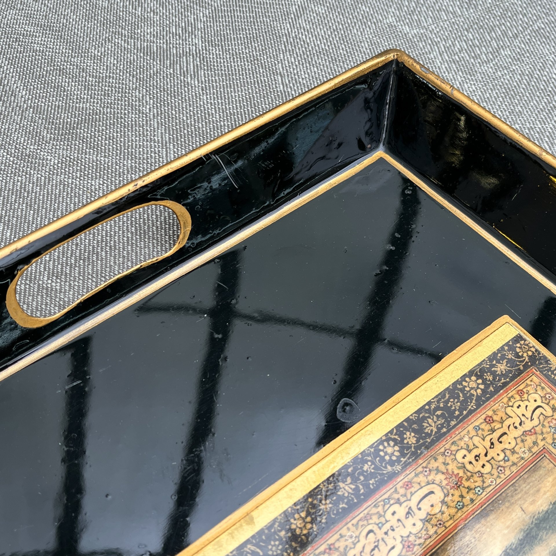 Поднос прямоугольной формы, c репродукцией картины эпохи Великих Моголов, изображающей цапель, металл, краска, печать, Азия, 1980-2010 гг.