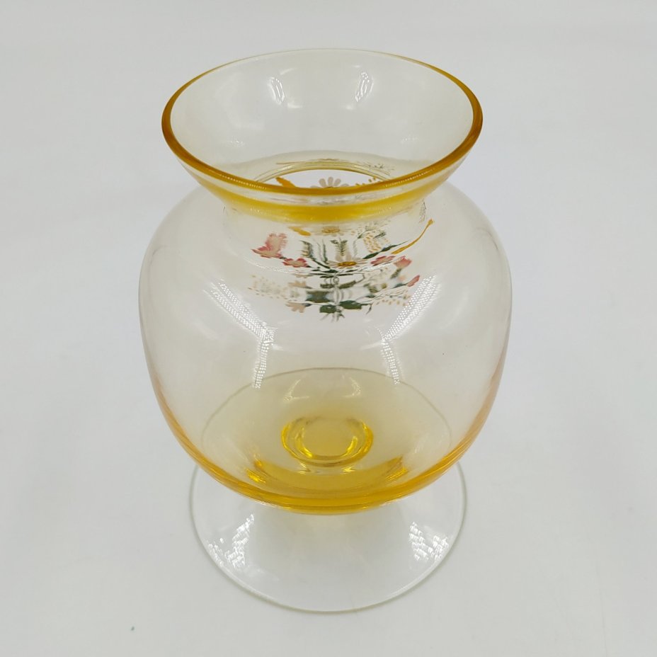 Вазочка желтого цвета с декором в виде букета