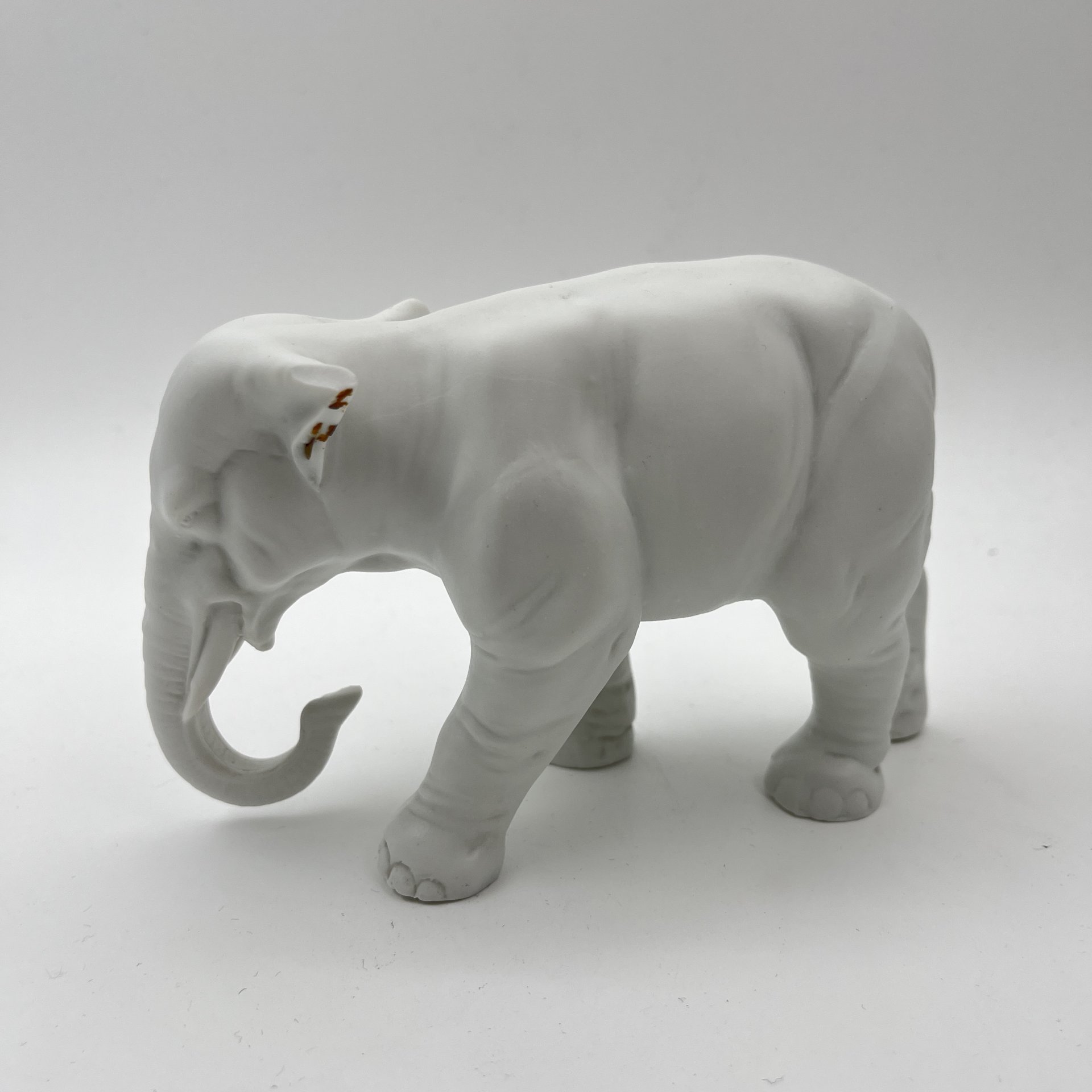 Статуэтка "Слоник с опущенным вниз хоботом", фарфор, Европа, 1960-1980 гг.