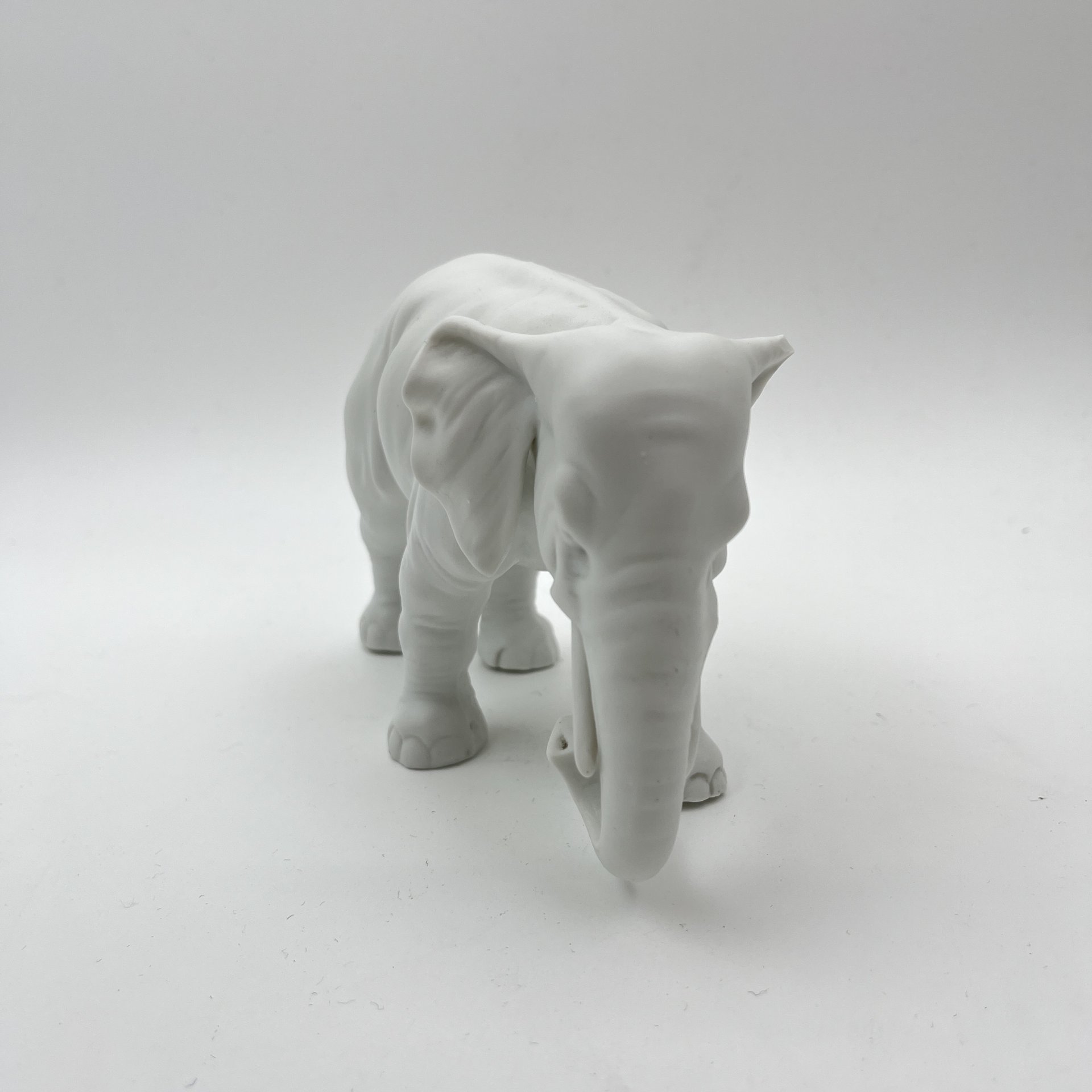 Статуэтка "Слоник с опущенным вниз хоботом", фарфор, Европа, 1960-1980 гг.