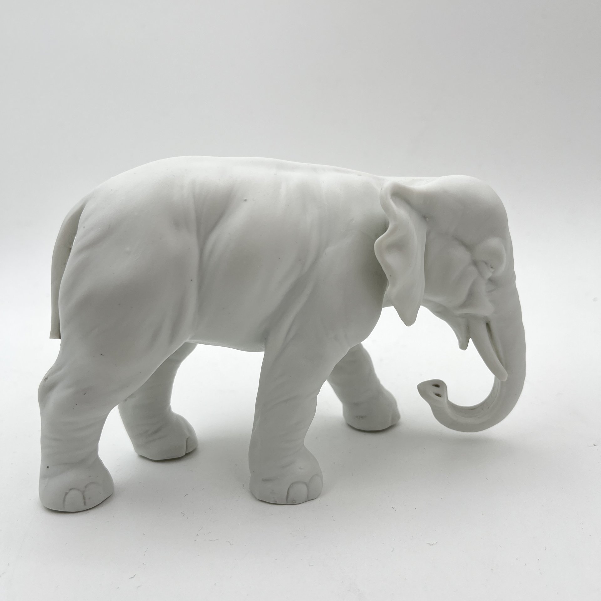 Статуэтка "Слоник с опущенным вниз хоботом", фарфор, Европа, 1960-1980 гг.