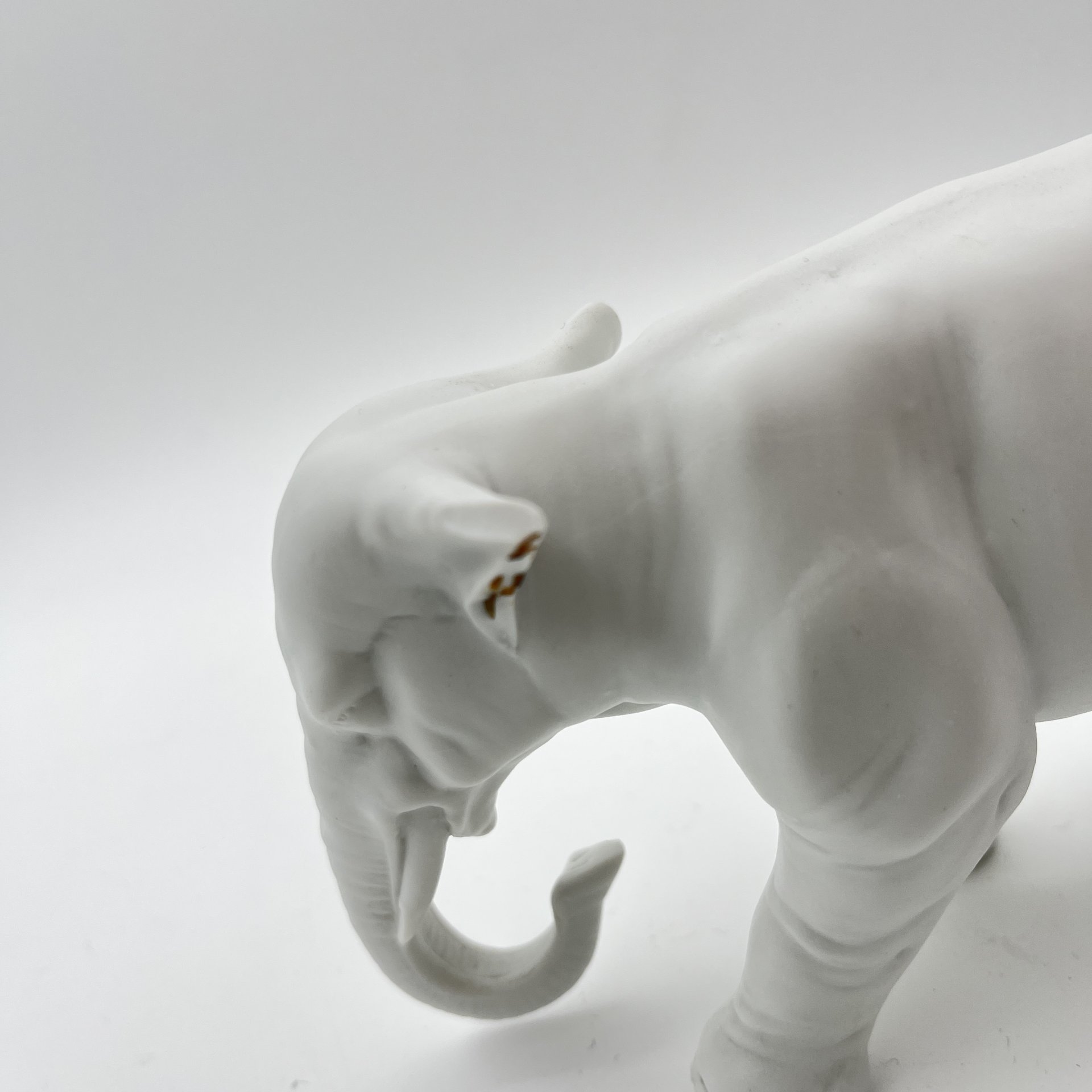 Статуэтка "Слоник с опущенным вниз хоботом", фарфор, Европа, 1960-1980 гг.
