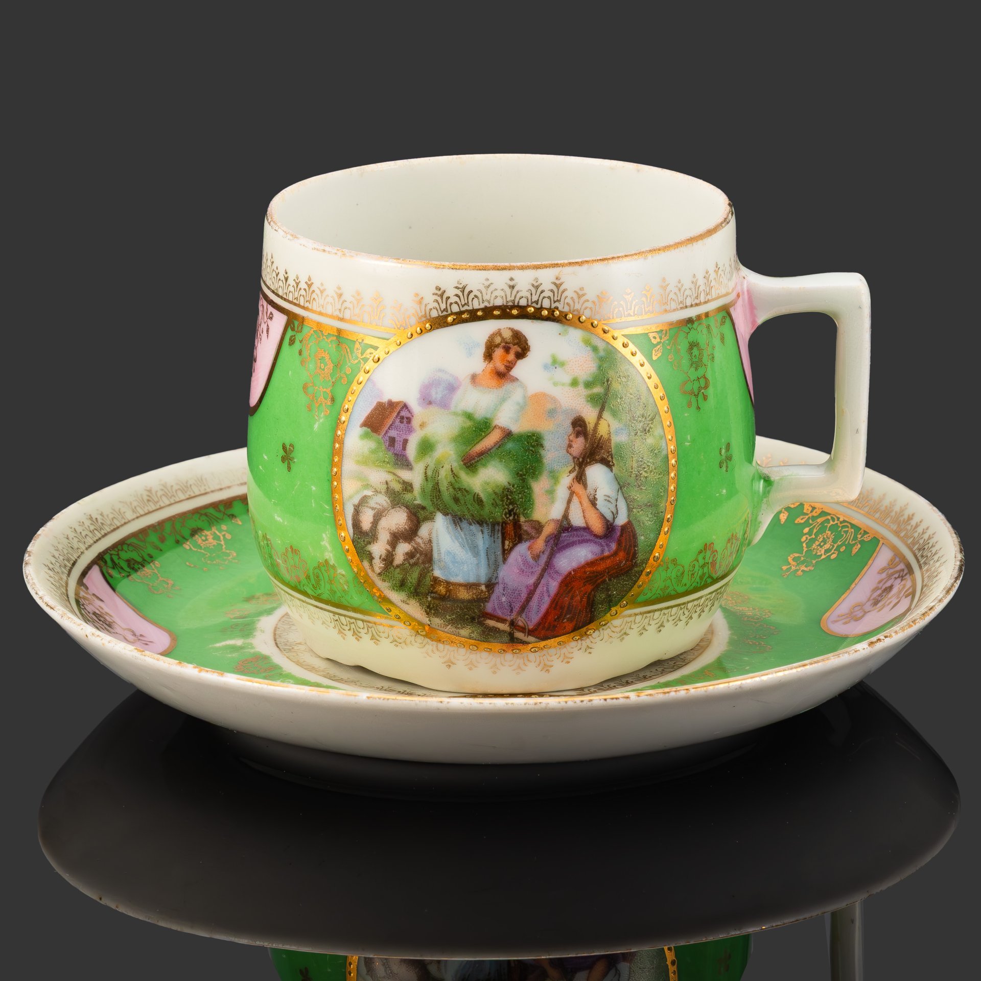 Пара чайная с цветочным декором, украшенная изображением жниц, фарфор, деколь, крытье, золочение, Дулевский фарфоровый завод (Дулёво), СССР, 1923-1930 гг.