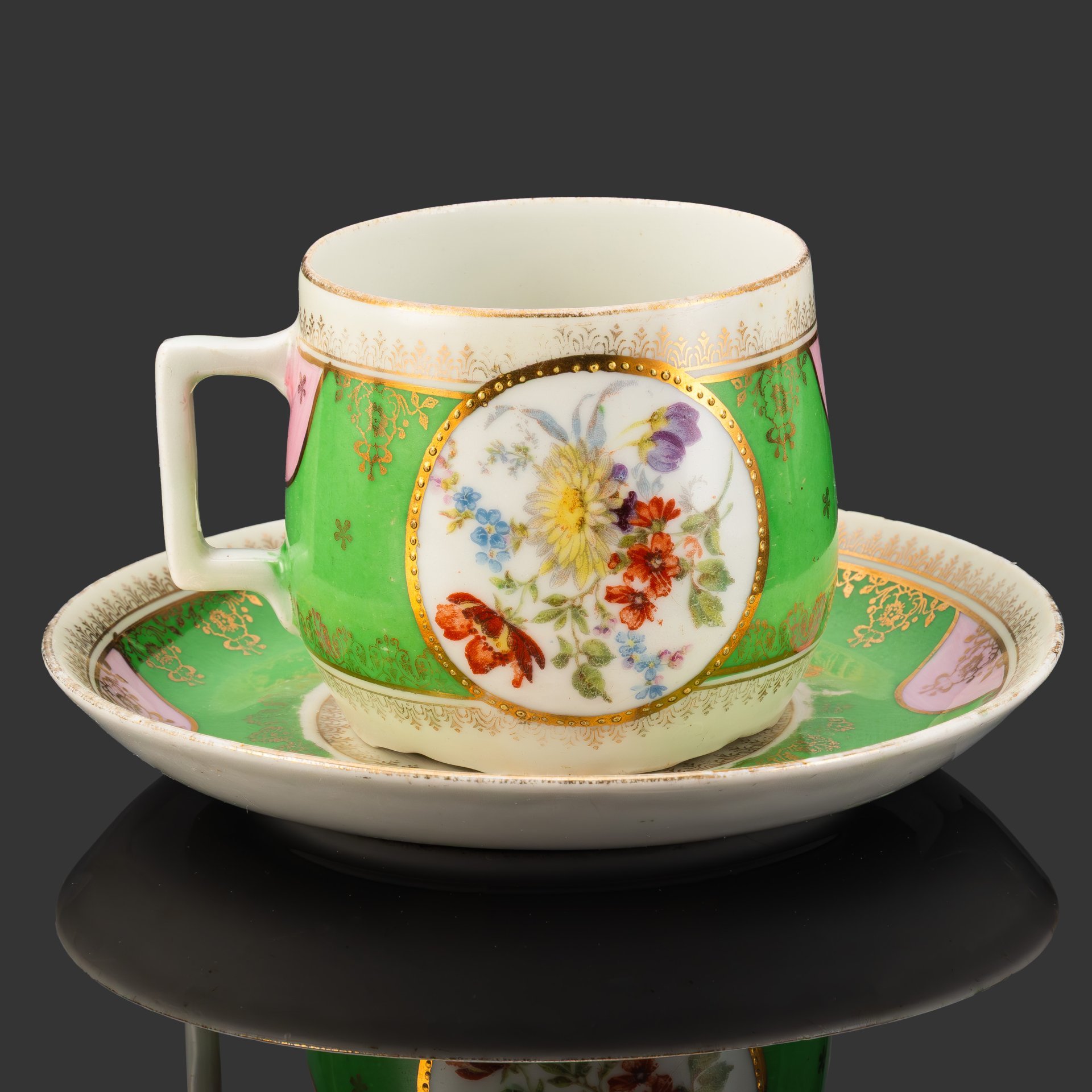 Пара чайная с цветочным декором, украшенная изображением жниц, фарфор, деколь, крытье, золочение, Дулевский фарфоровый завод (Дулёво), СССР, 1923-1930 гг.