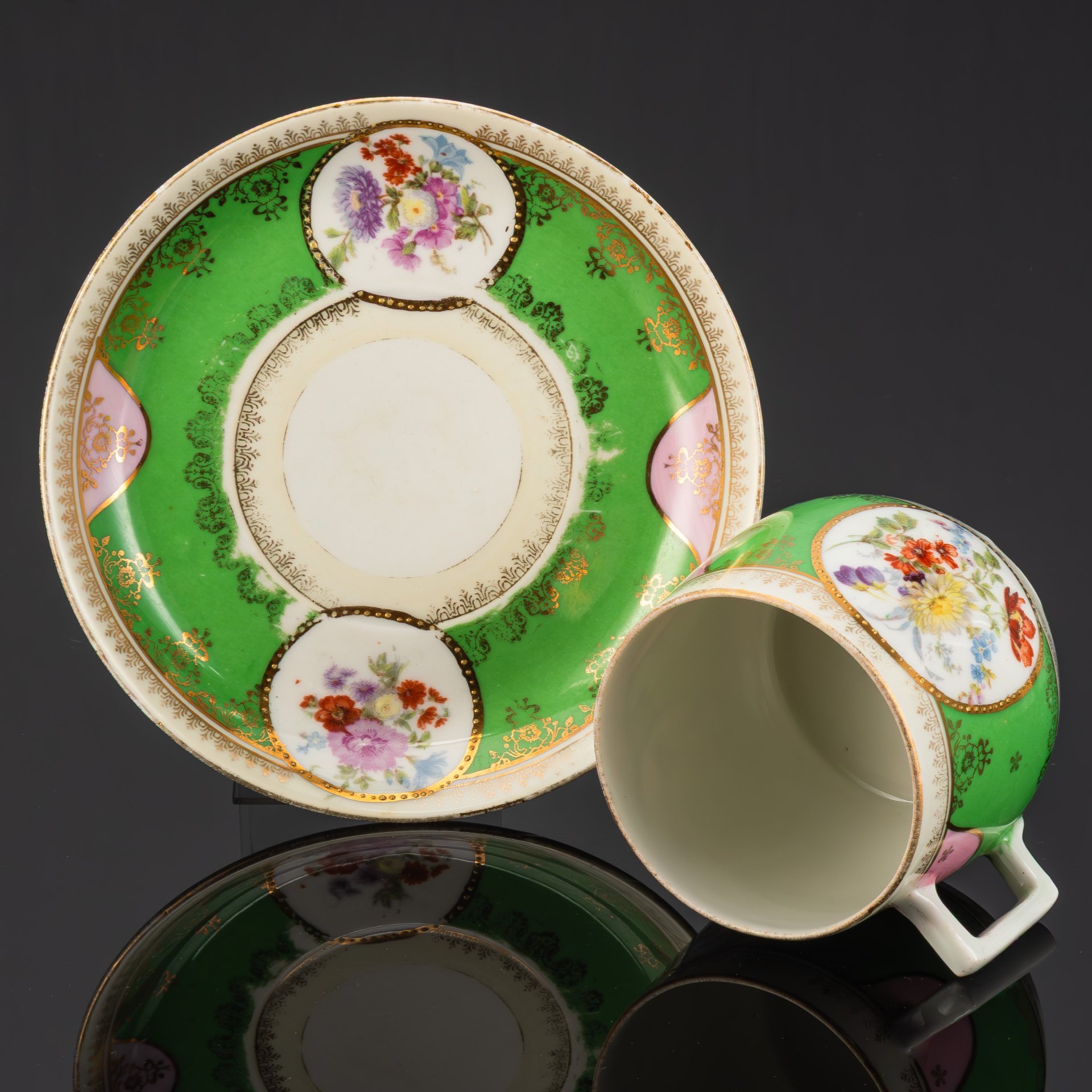 Пара чайная с цветочным декором, украшенная изображением жниц, фарфор, деколь, крытье, золочение, Дулевский фарфоровый завод (Дулёво), СССР, 1923-1930 гг.