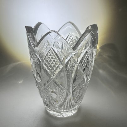 Ваза для цветочного букета в виде бутона тюльпана с резным декором, хрусталь, алмазная грань, СССР, 1970-1990 гг.