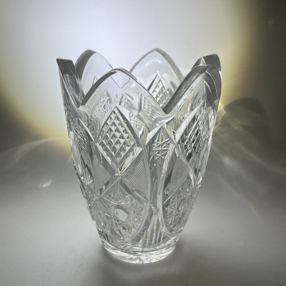 Ваза для цветочного букета в виде бутона тюльпана с резным декором, хрусталь, алмазная грань, СССР, 1970-1990 гг.