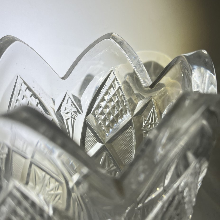 Ваза для цветочного букета в виде бутона тюльпана с резным декором