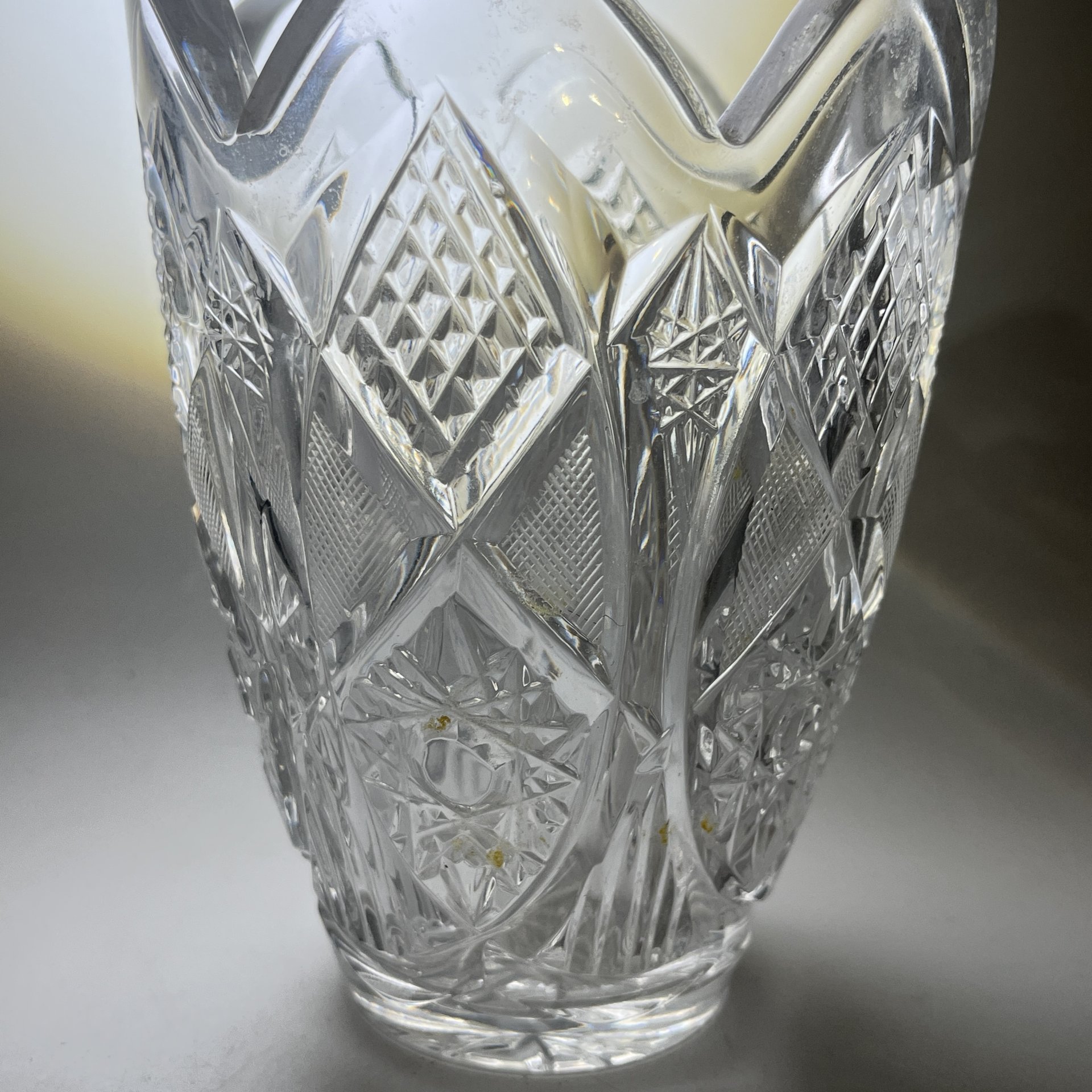 Ваза для цветочного букета в виде бутона тюльпана с резным декором, хрусталь, алмазная грань, СССР, 1970-1990 гг.